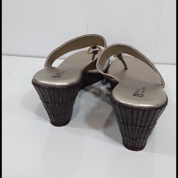 White Mountain gold between toe wedge sandals size 9.5m - Picture 4 of 8